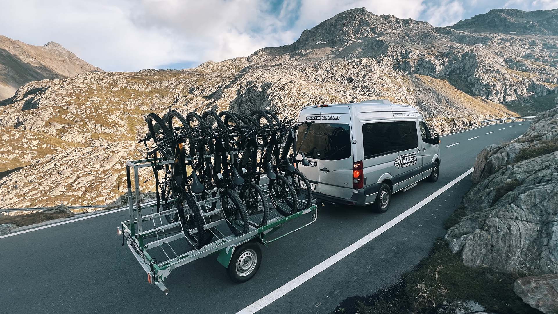 Mountain bikers and the Exo’bus on a shuttle day in the Valais