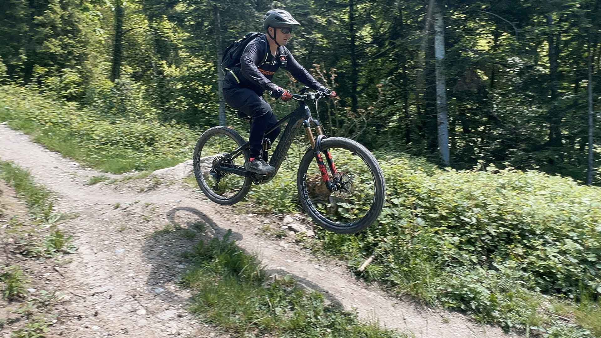 Progresser à VTT avec un moniteur professionnel en Suisse