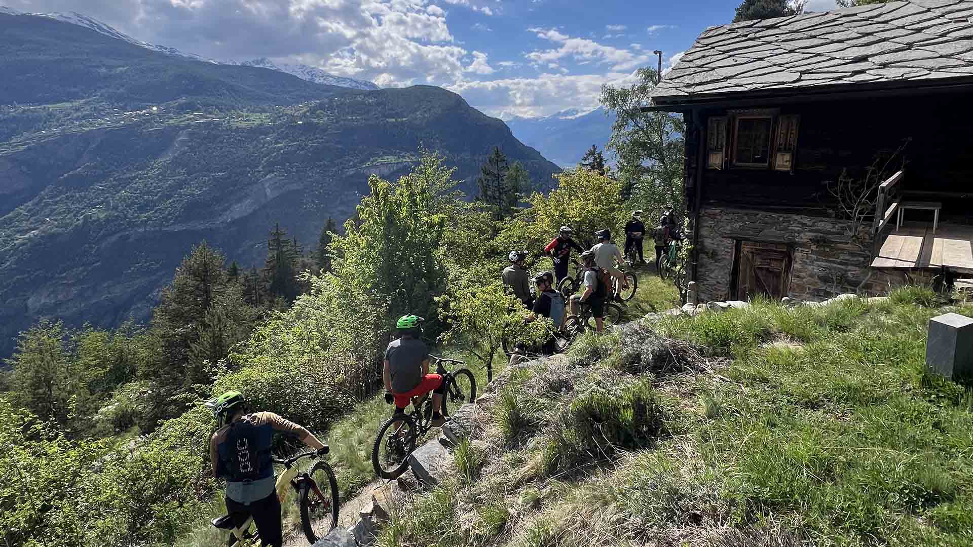 Navettes VTT enduro en Valais avec un guide pour une meilleure cohabitation