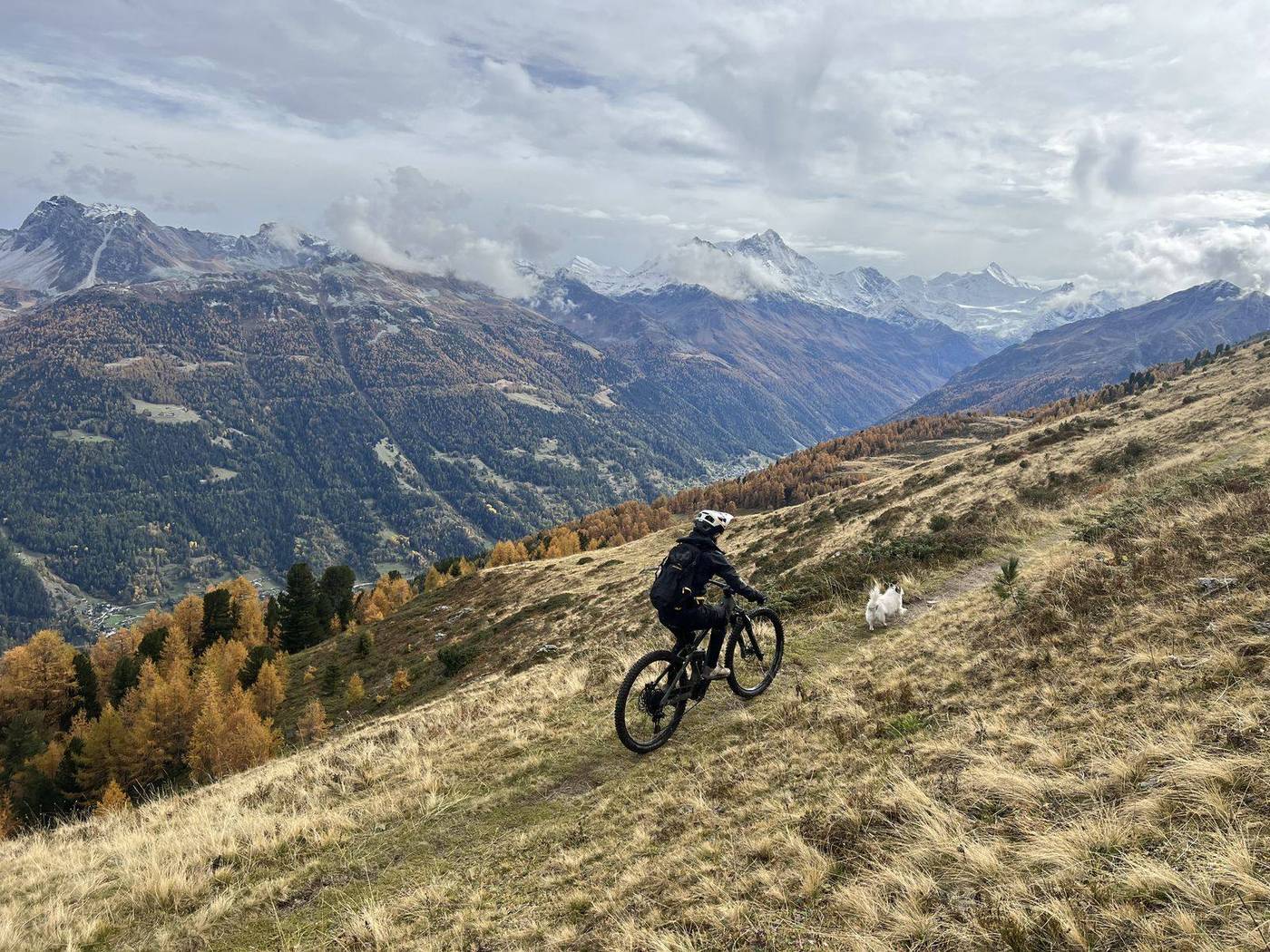 Herbstpanorama über den Walliser Bergen vor der Wintersaison