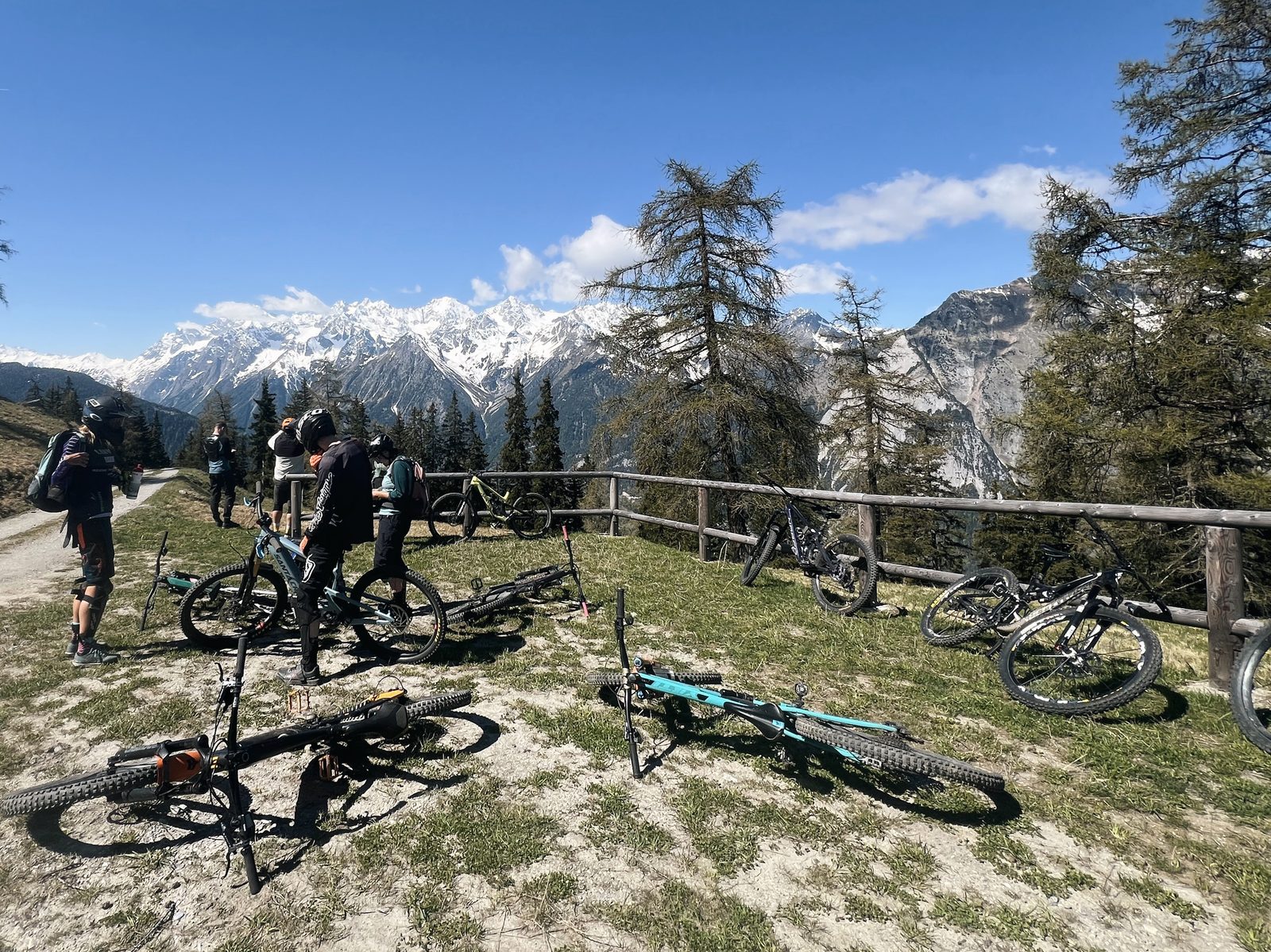 Pause bei einem Shuttle-Tag im Frühling im Wallis, die Gipfel noch verschneit, Bike-Saison 2027 mit Exoride
