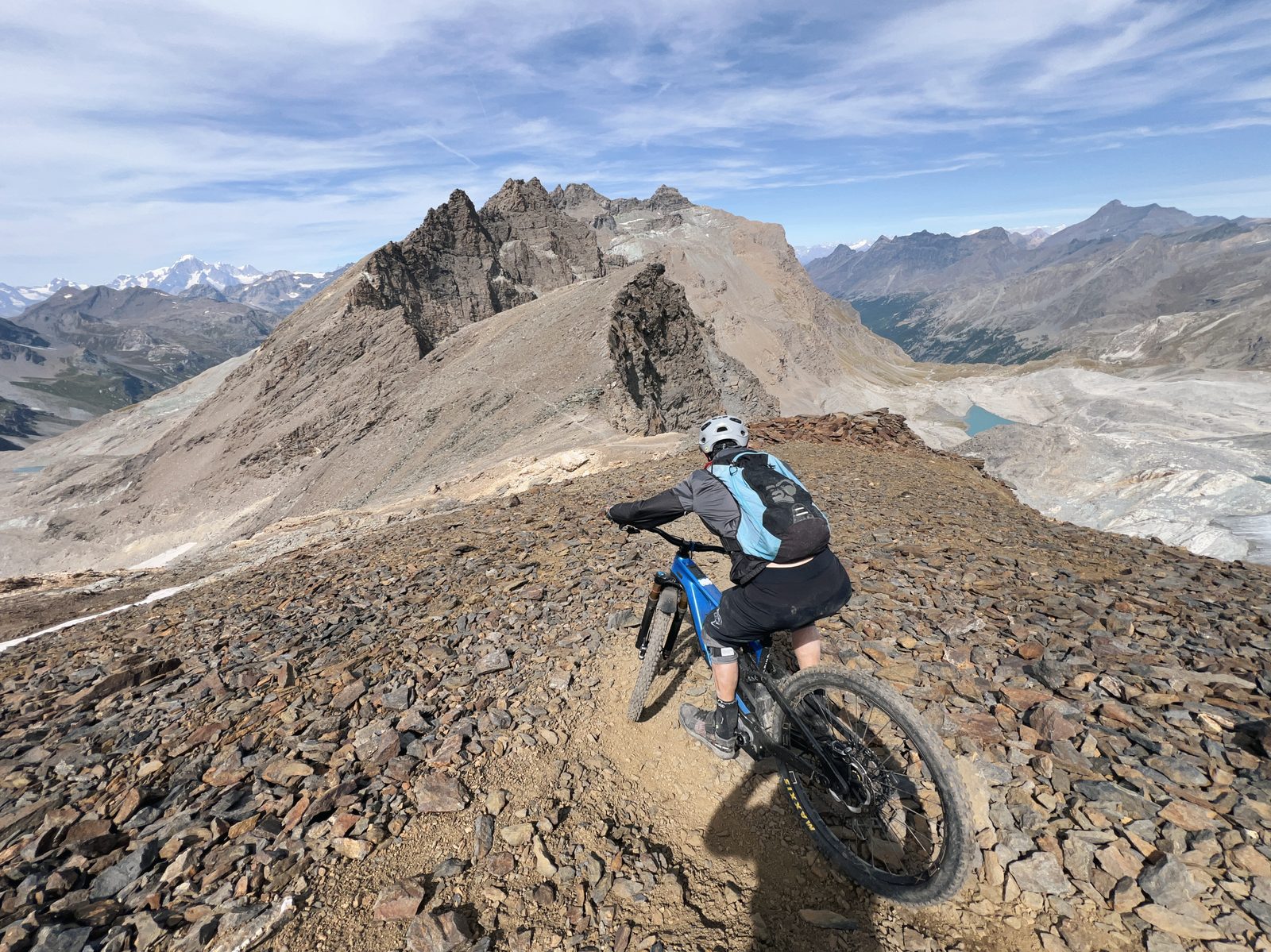 Ein E-Biker auf einem Schiefergrat im Aostatal, Bike-Saison 2027 mit Exoride