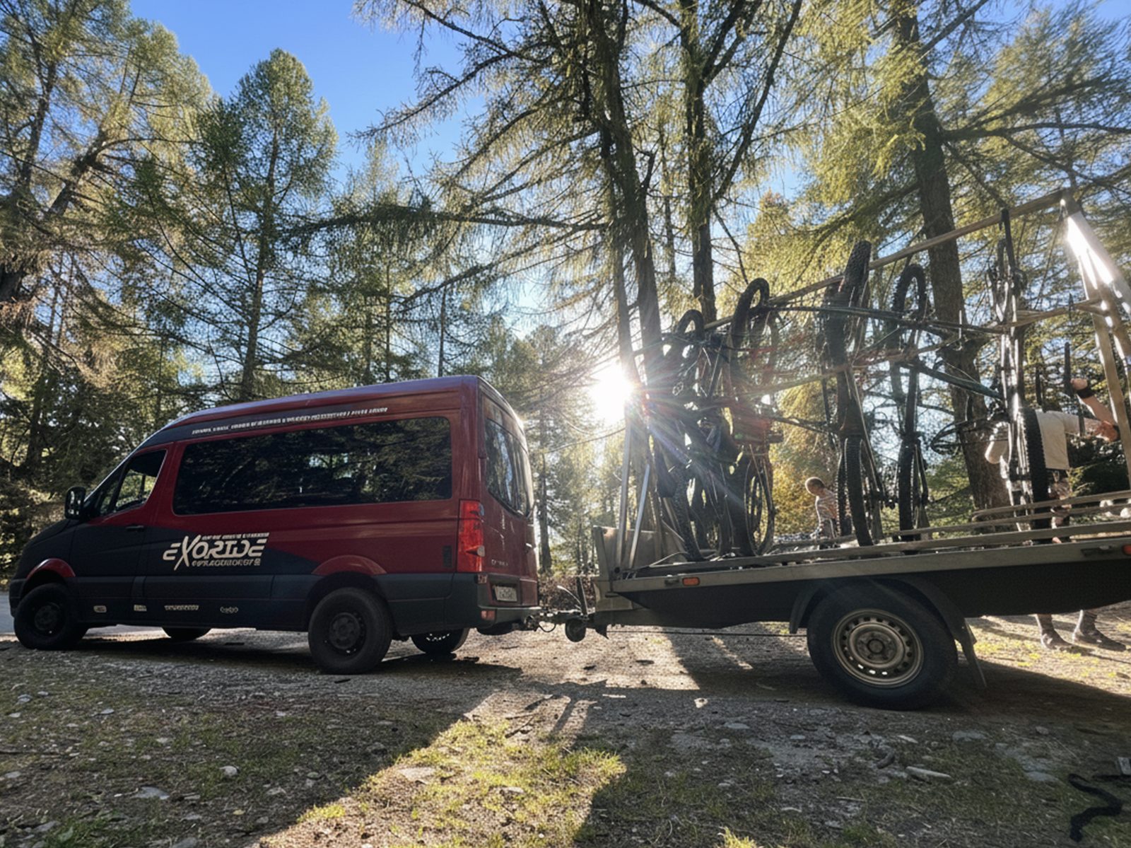 Der Exo'bus mit dem voll beladenen Bike-Anhänger, bereit für einen Shuttle-Tag, Bike-Saison 2027 mit Exoride