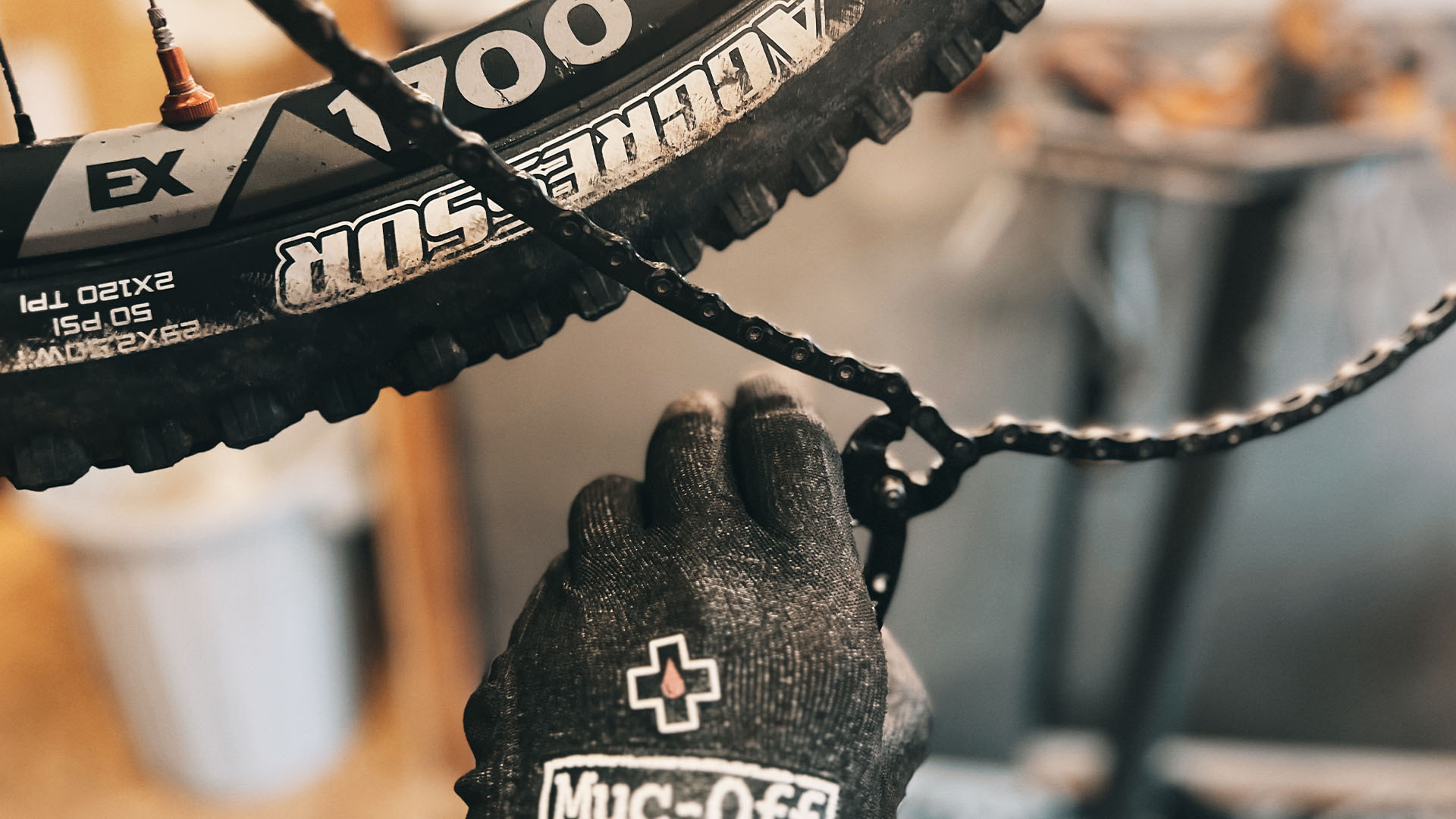 Cours de mécanique VTT et E-Bike pour débutants en Valais : répare toi-même et ne reste plus bloqué