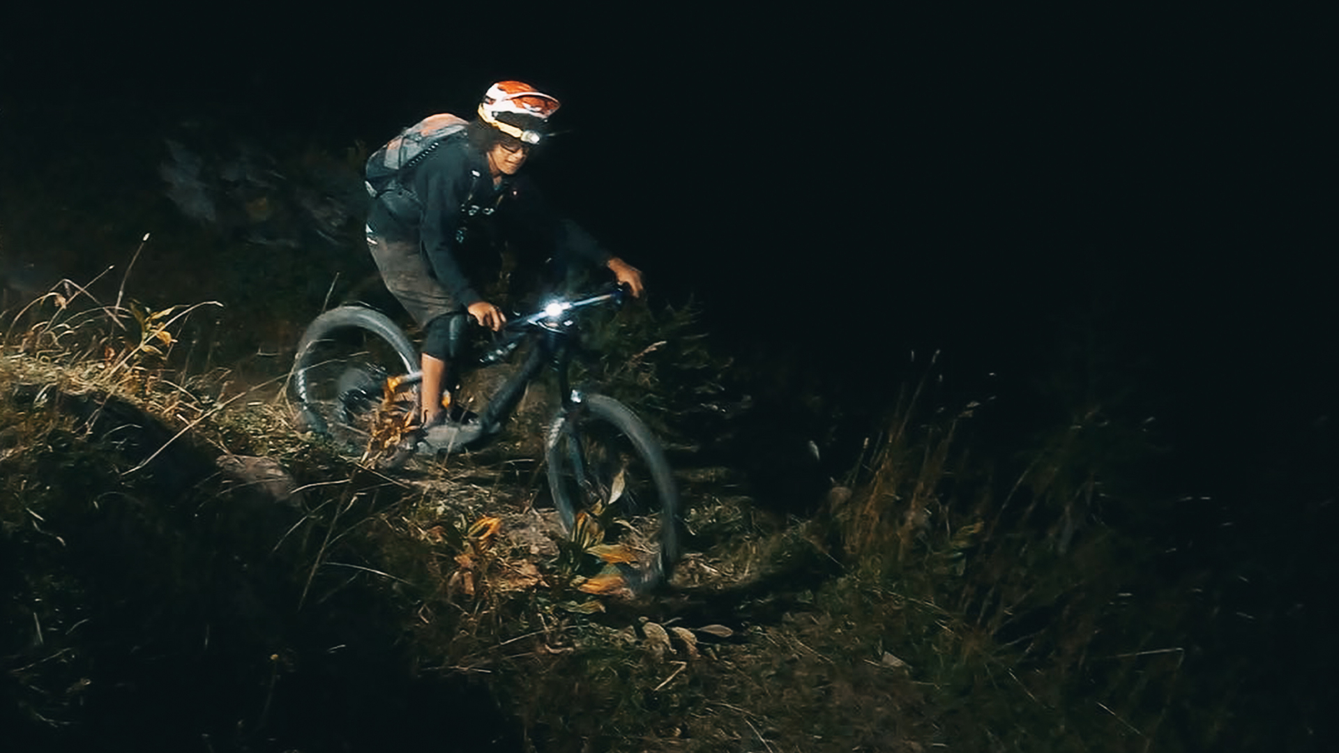 Fullmoon-MTB-Shuttletag im Wallis: 5'000 Tiefenmeter und ein letzter Run mit Stirnlampe
