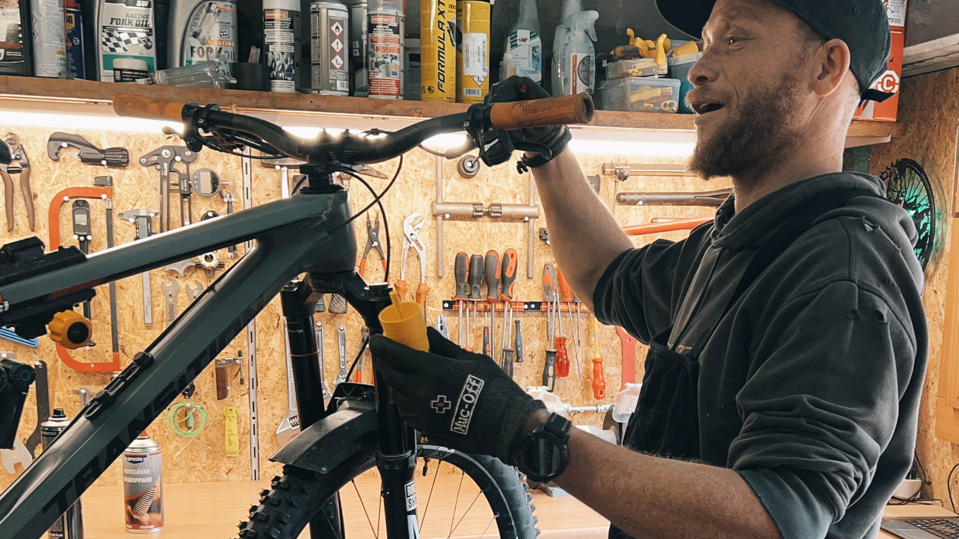 Cours de mécanique VTT et E-Bike intermédiaire en Valais : purge, plaquettes et dévoilage