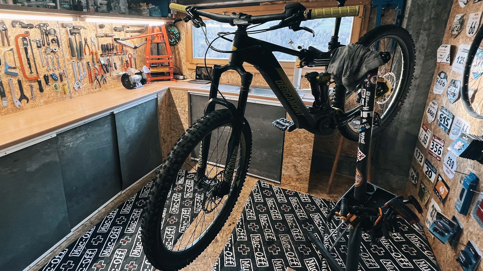 MTB and e-bike mechanics course for beginners in the Valais: fix it yourself and never get stranded again