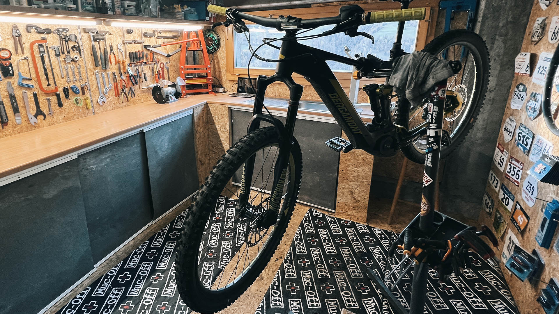 Cours de mécanique VTT et E-Bike intermédiaire en Valais : purge, plaquettes et dévoilage
