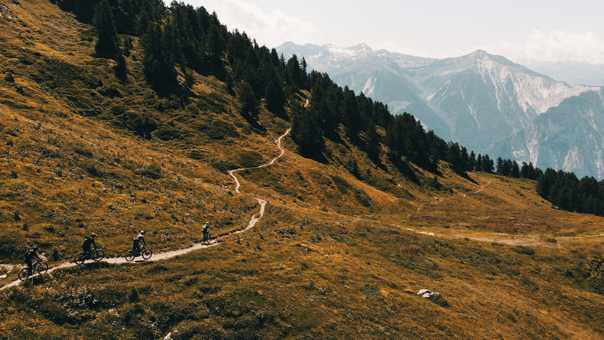 Tour VTT guidé de Loèche-les-Bains au Lötschental : sentiers panoramiques en balcon sur la vallée du Rhône
