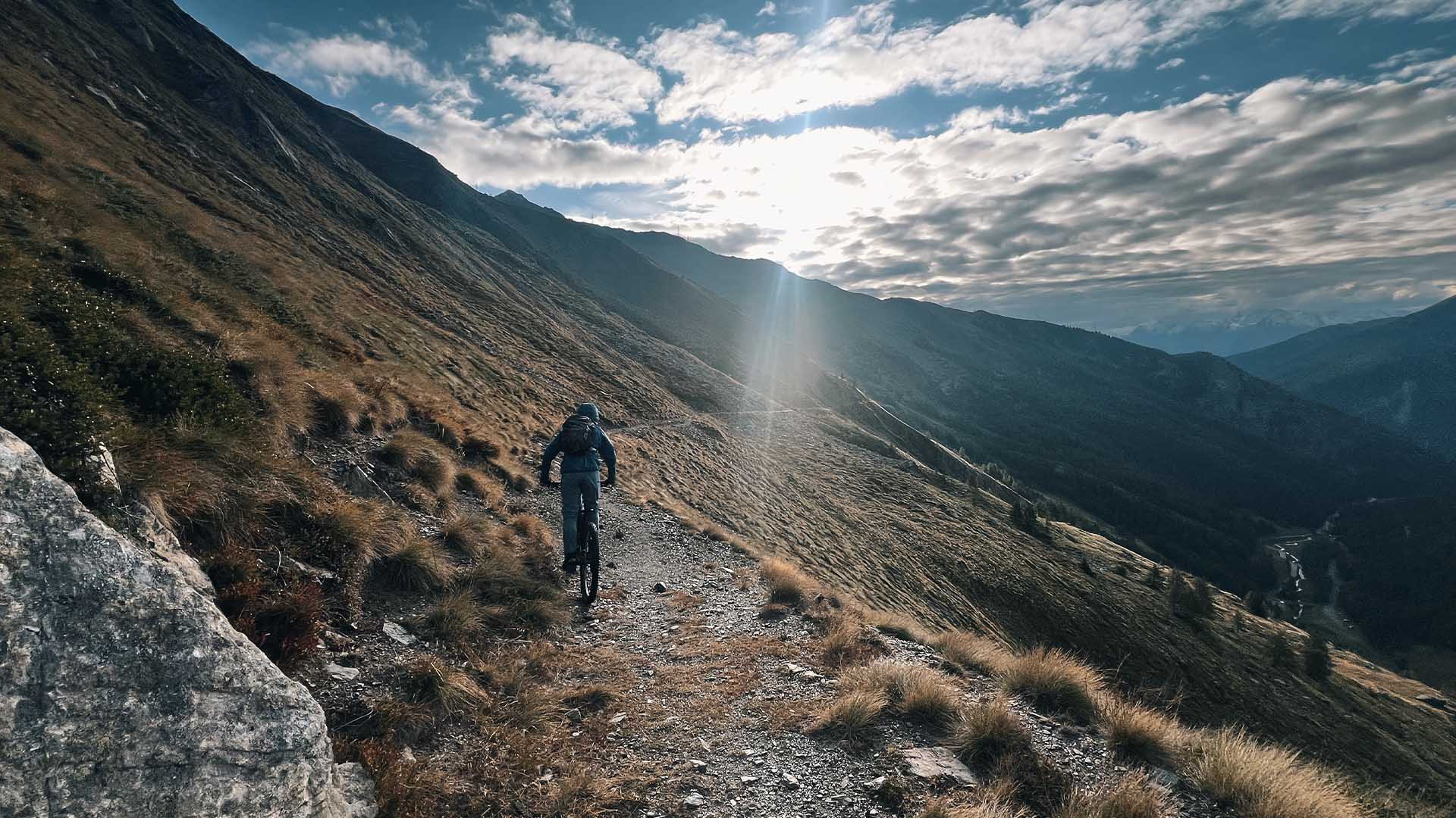 E-MTB-Tour 3/4 Malatra-Pass: das Schweizer und italienische Val Ferret gegenüber dem Mont Blanc, 3'500 Tiefenmeter