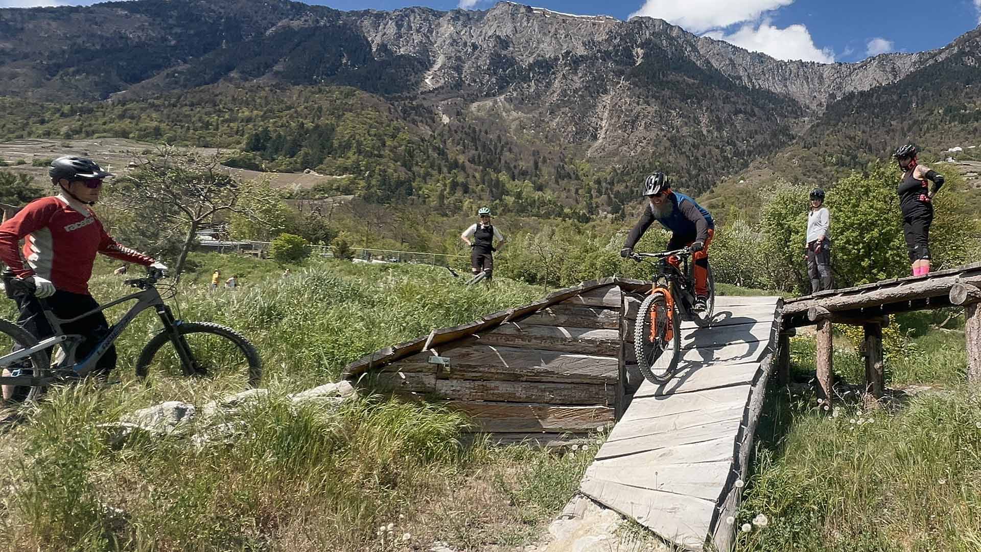 MTB- und E-Bike-Fahrtechnikkurs Mittelstufe im Wallis: eine Stufe höher