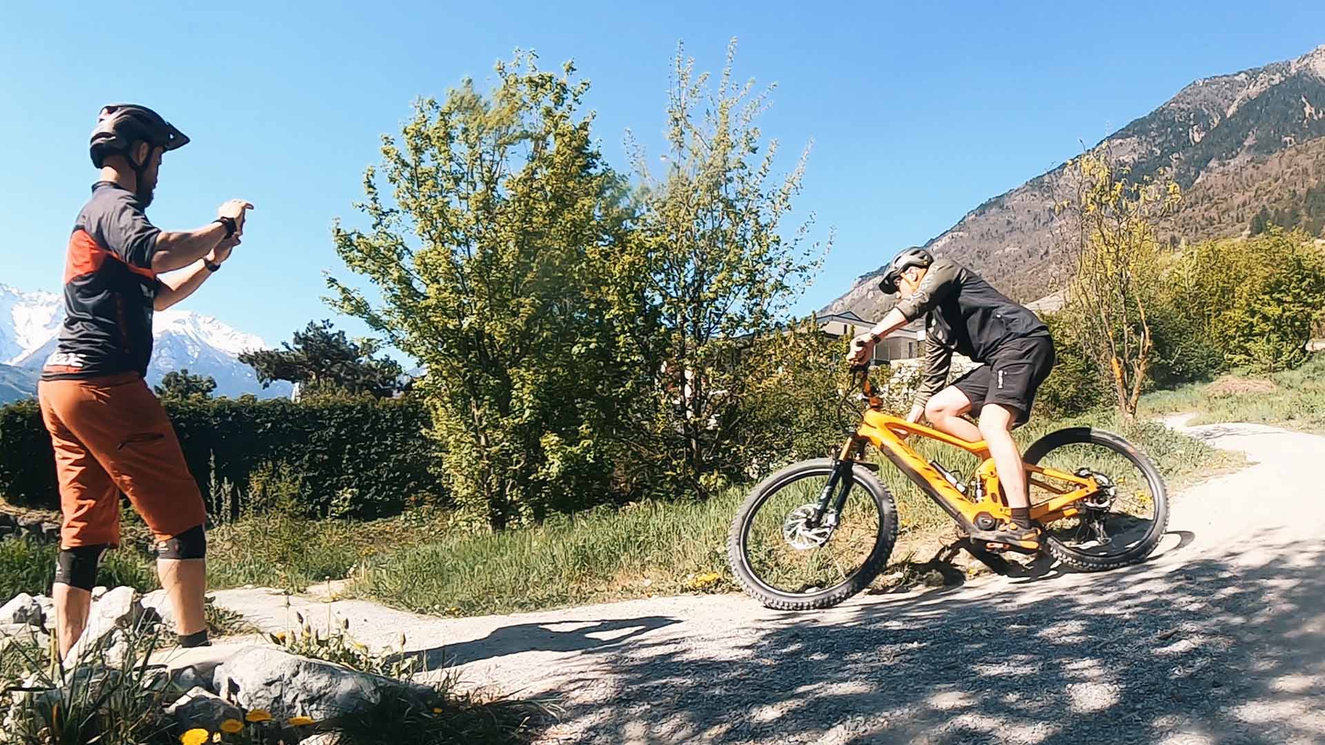 MTB- und E-Bike-Fahrtechnikkurs Mittelstufe im Wallis: eine Stufe höher