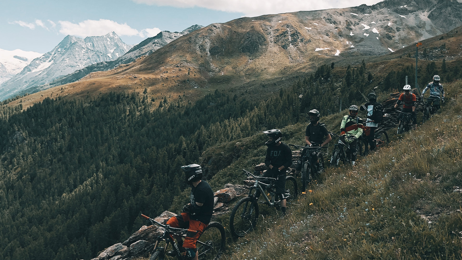 Journée shuttles VTT et E-Bike en Valais central : quatre vallées, 4'000 m de descente accessibles à tous