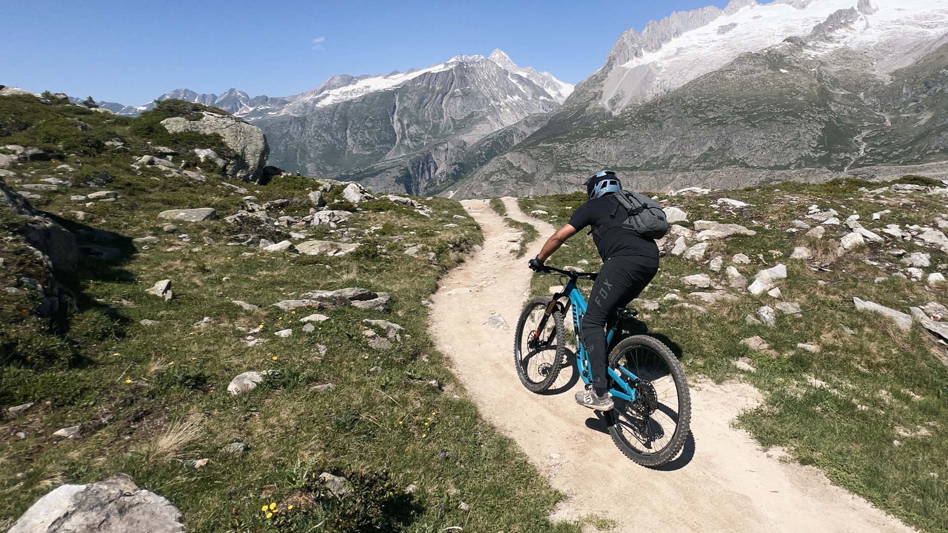 Guided MTB tour at the Aletsch glacier: 4'750 m of descent facing the longest glacier in the Alps