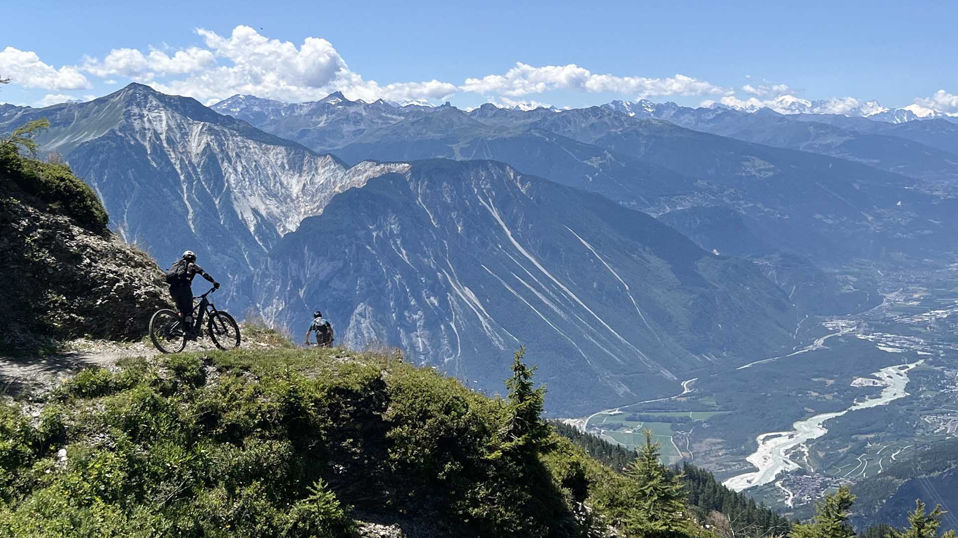 Tour VTT guidé de Loèche-les-Bains au Lötschental : sentiers panoramiques en balcon sur la vallée du Rhône