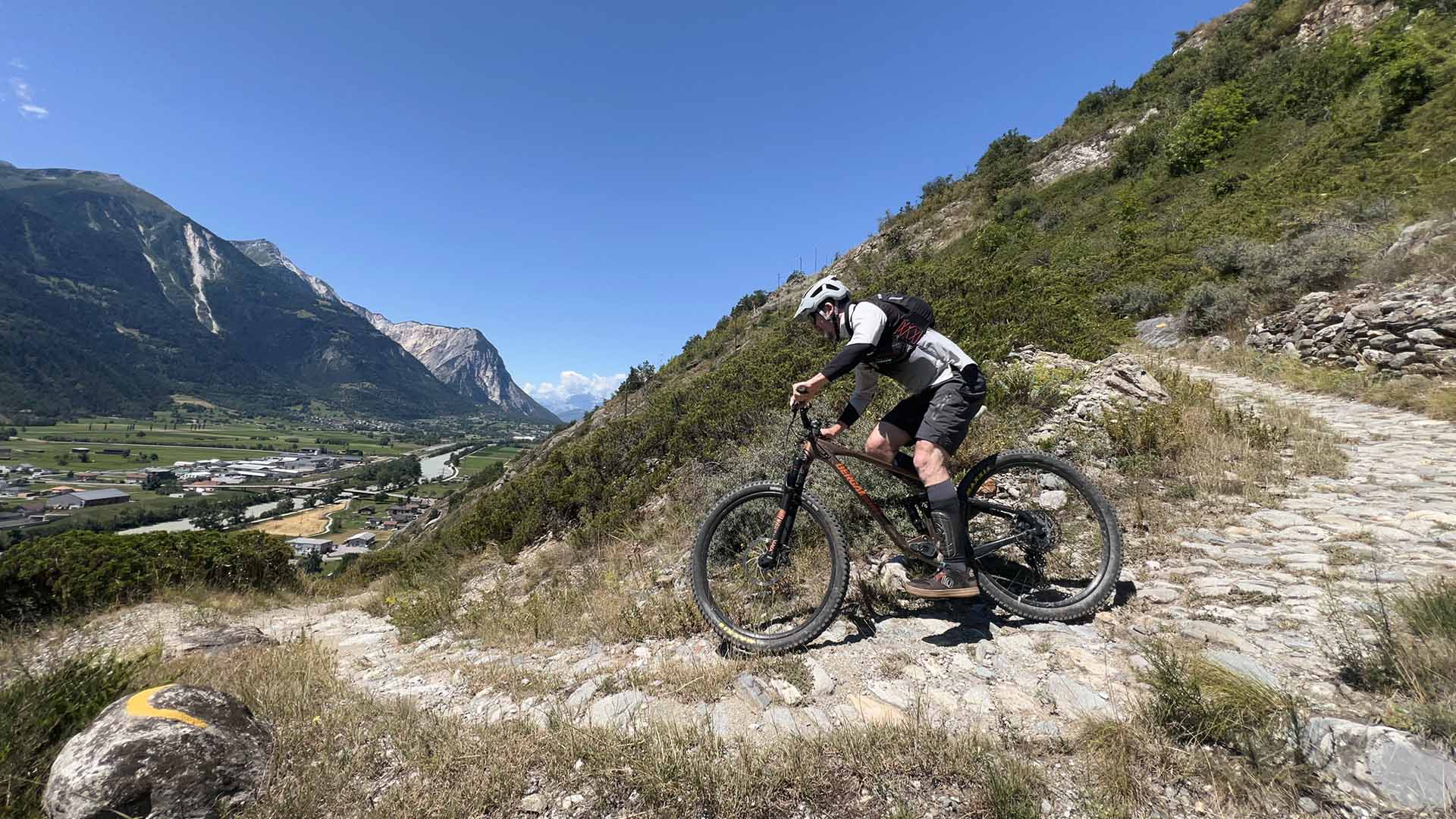 Geführter MTB- und E-Bike-Shuttletag im Oberwallis: jenseits der Raspille, über 4'000 Tiefenmeter