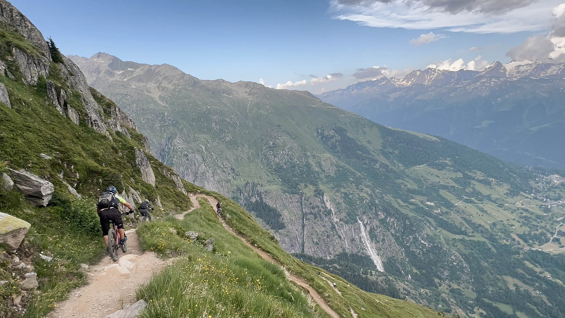 Guided MTB tour at the Aletsch glacier: 4'750 m of descent facing the longest glacier in the Alps