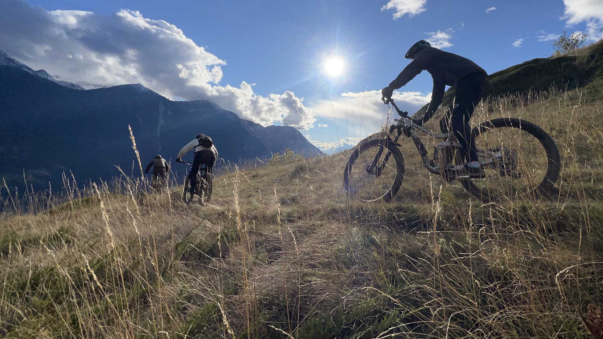 Guided MTB and e-bike shuttle day in the Upper Valais: beyond the Raspille, over 4'000 m of descent