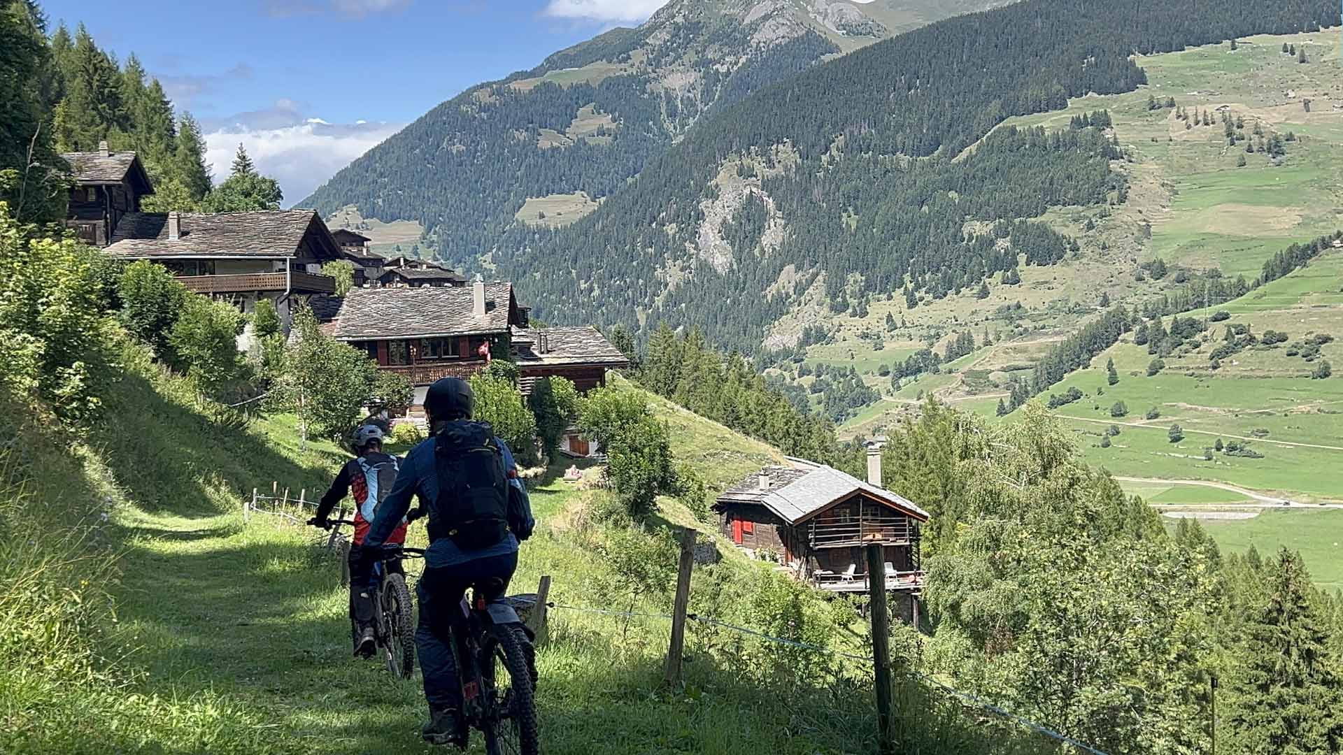 E-bike tour 2/4 in the Entremont valley: 47 km facing Mont Blanc, with no risk-taking