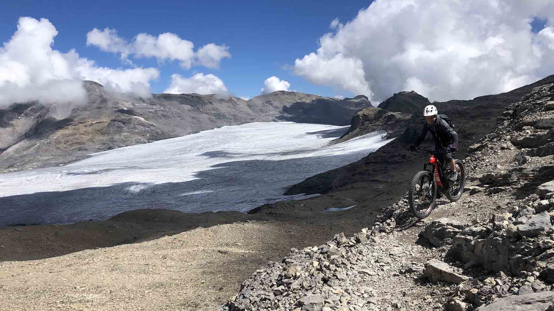 Tour VTT 3/4 au glacier de la Plaine Morte : 2'700 m de descente depuis 3'000 mètres