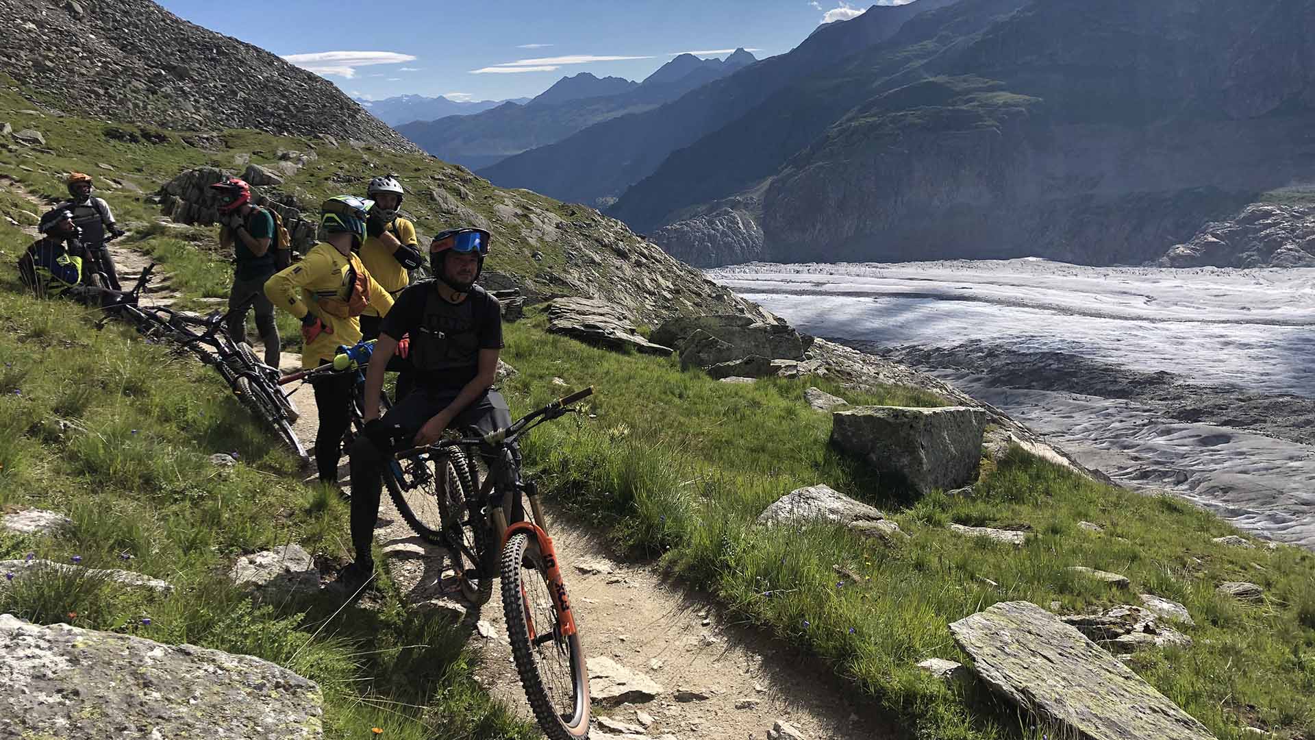 Tour VTT guidé au glacier d'Aletsch : 4'750 m de descente face au plus long glacier des Alpes