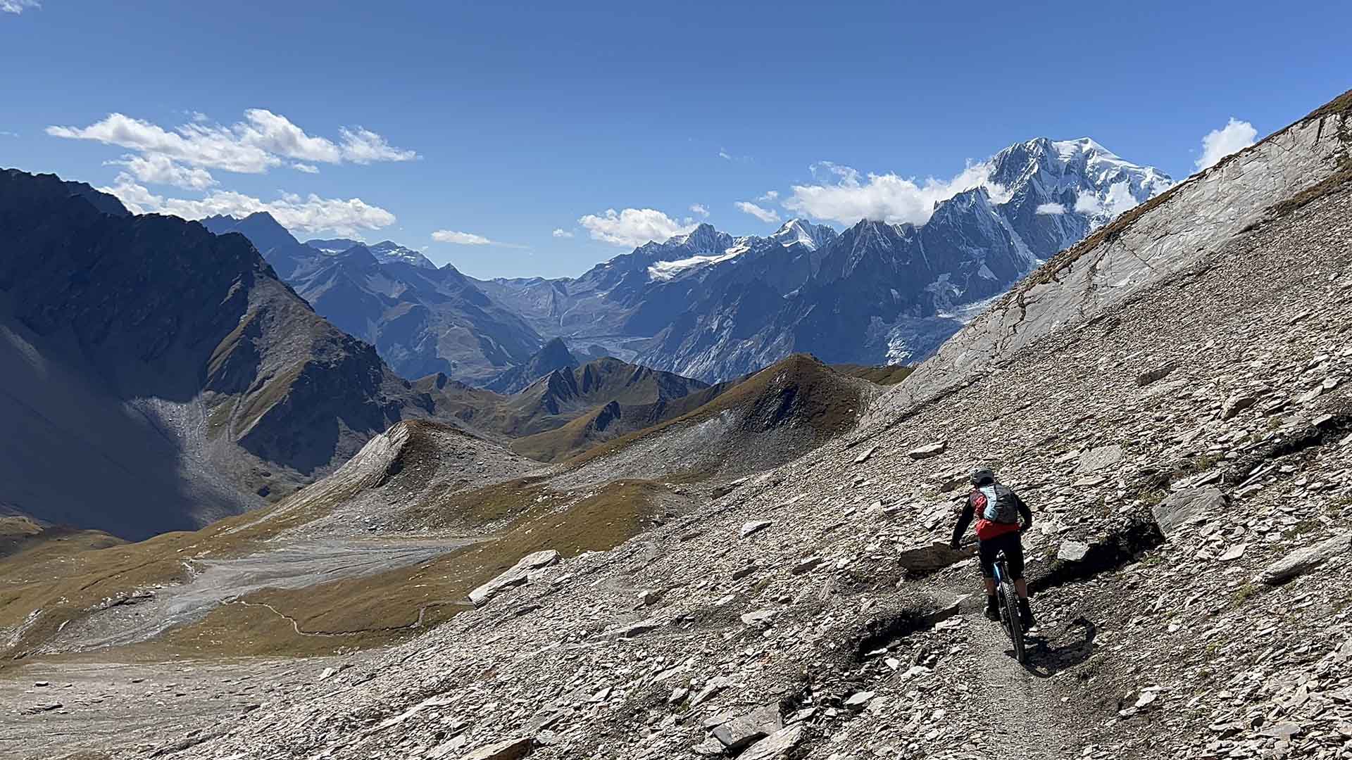 E-MTB tour 3/4 Malatra pass: the Swiss and Italian Val Ferret facing Mont Blanc, 3'500 m of descent