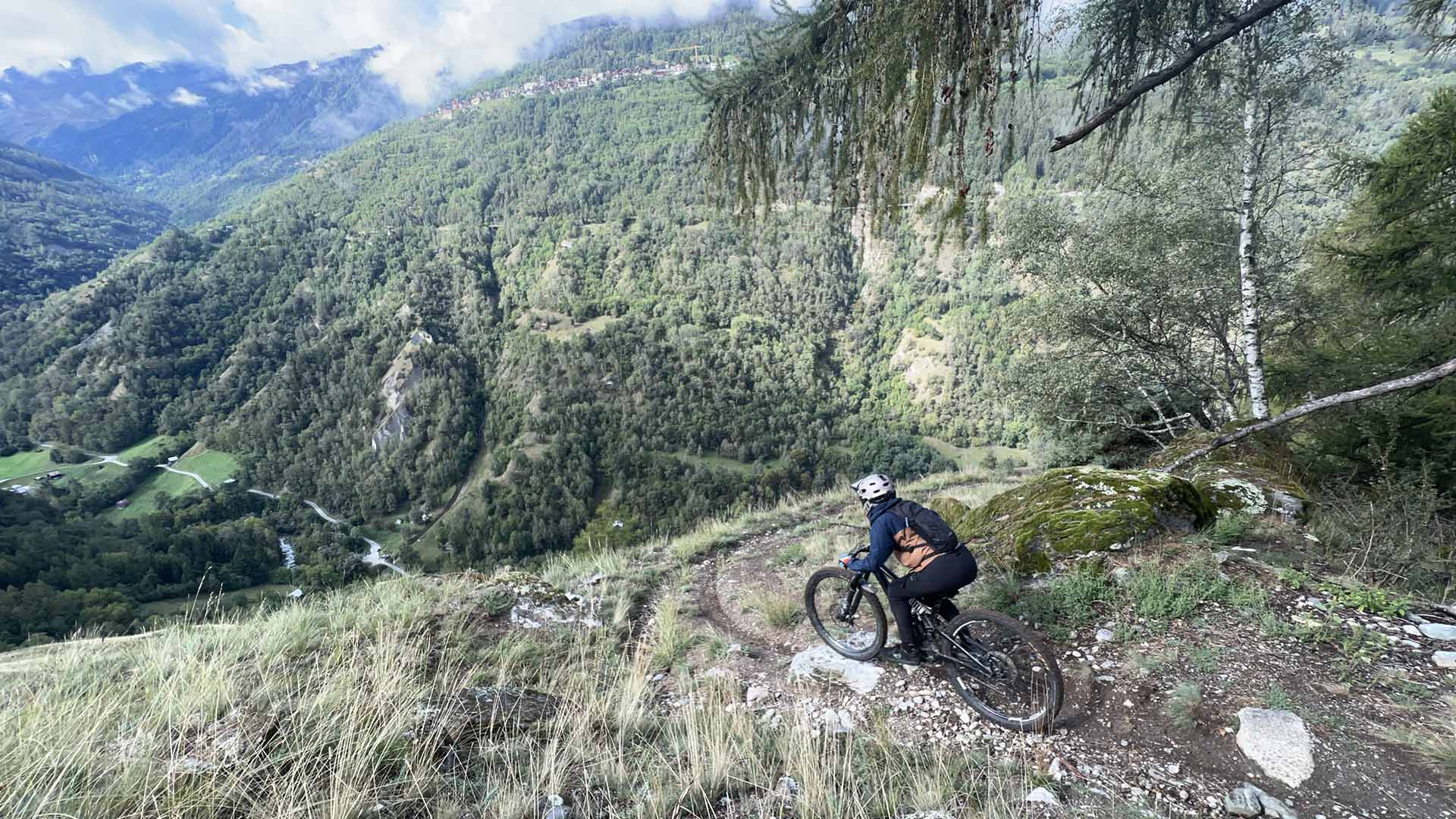 Geführter MTB- und E-Bike-Shuttletag im Mittelwallis: vier Täler, bis zu 4'000 Tiefenmeter, für alle zugänglich