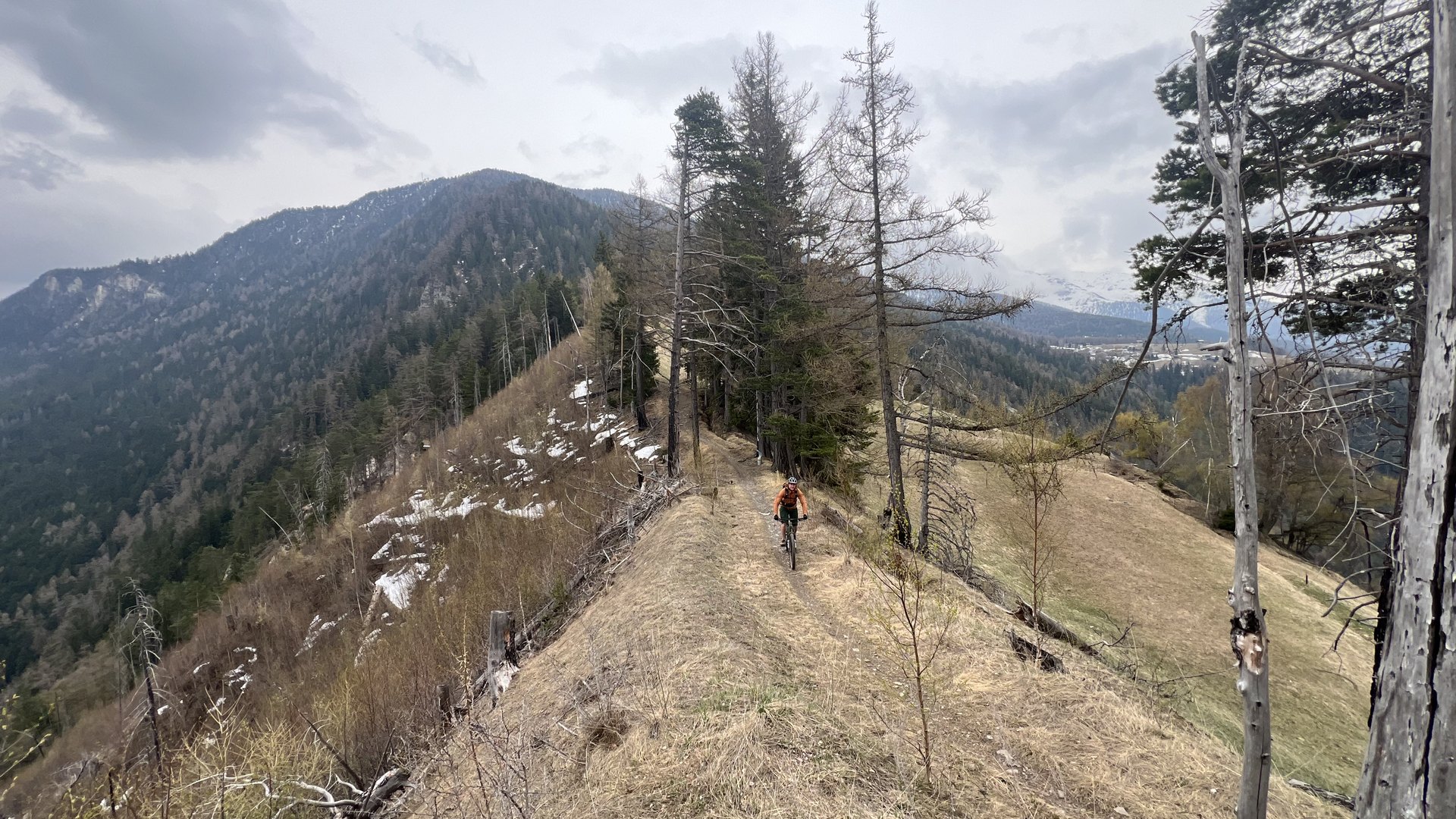 Geführter MTB- und E-Bike-Shuttletag im Oberwallis: jenseits der Raspille, über 4'000 Tiefenmeter