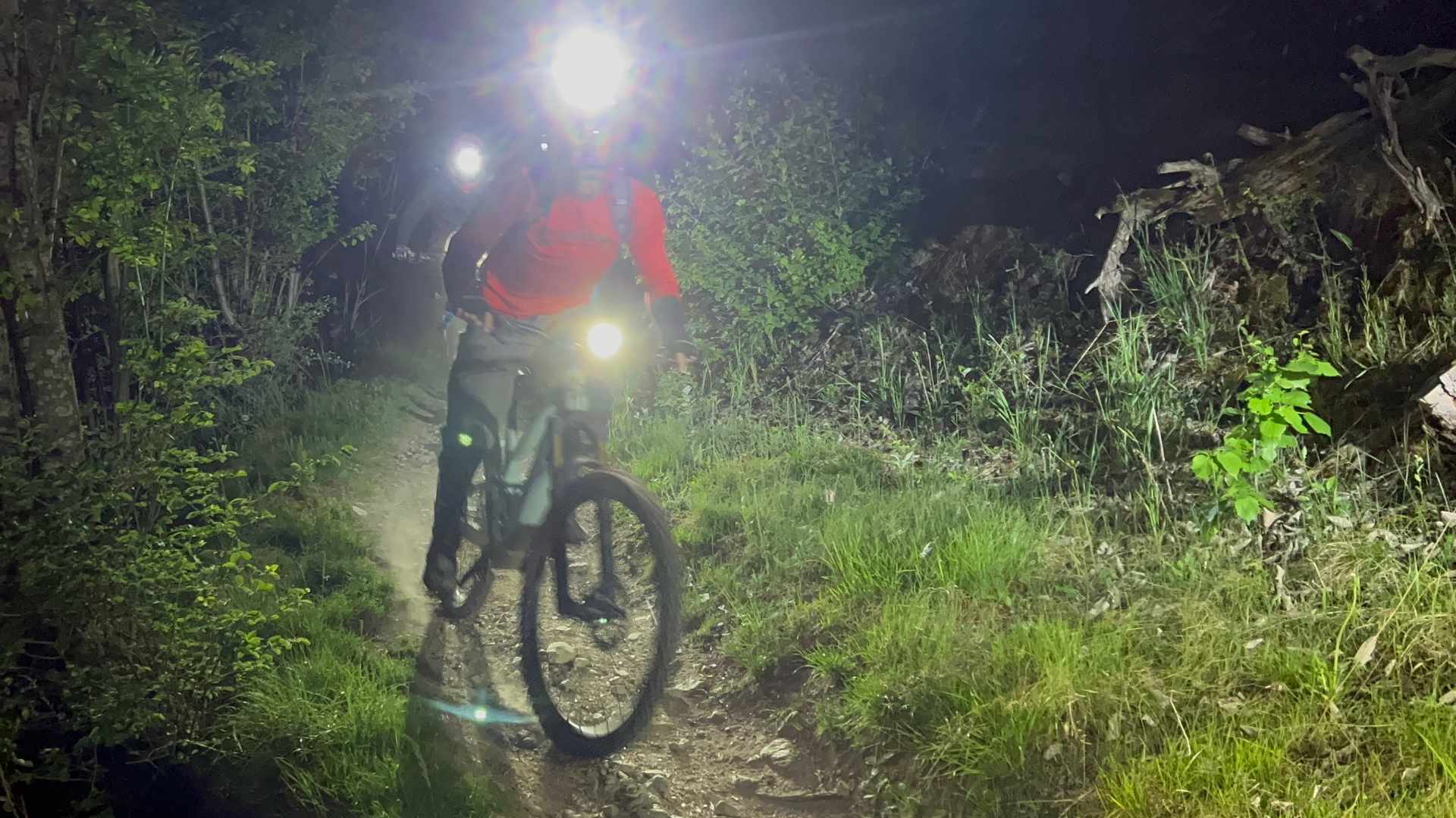 Journée shuttles Fullmoon en Valais : 5'000 m de descente et un dernier run à la frontale