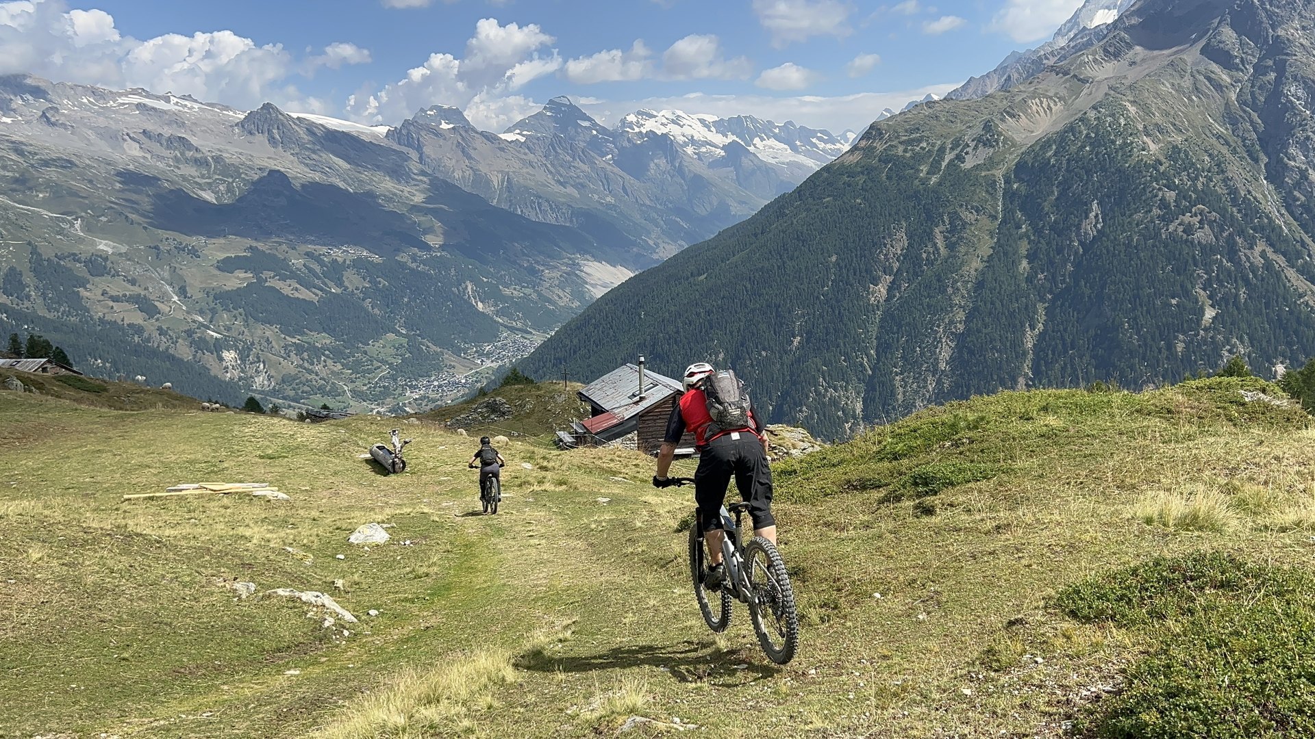 Geführte MTB-Tour von Leukerbad ins Lötschental: Panorama-Balkontrails über dem Rhonetal