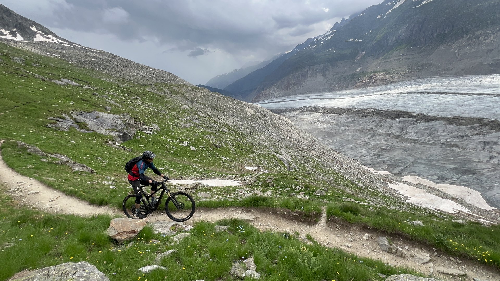 Geführte MTB-Tour am Aletschgletscher: 4'750 Tiefenmeter im Angesicht des längsten Gletschers der Alpen