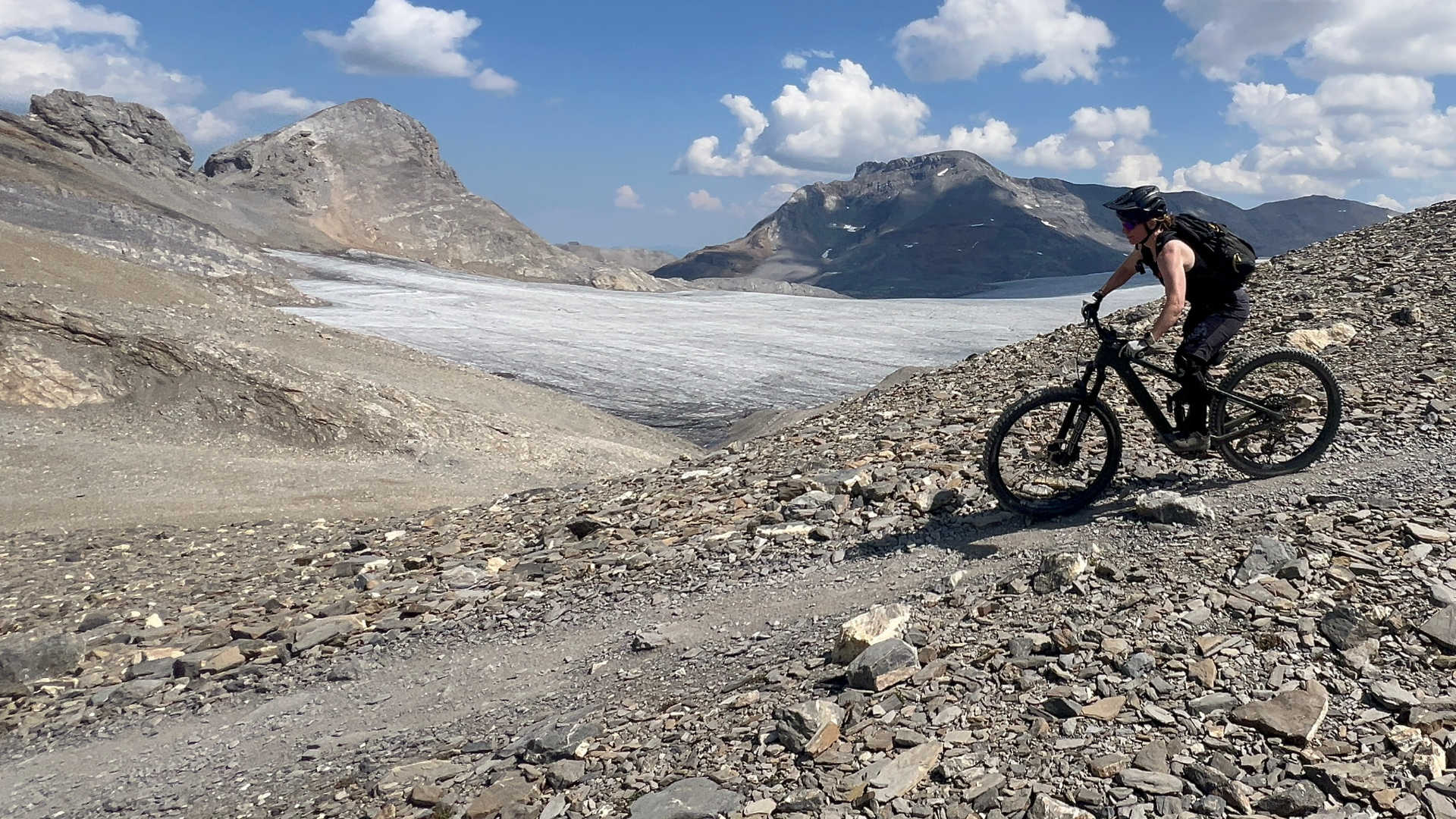 MTB tour 3/4 to the Plaine Morte glacier: 2'700 m of descent from 3'000 metres