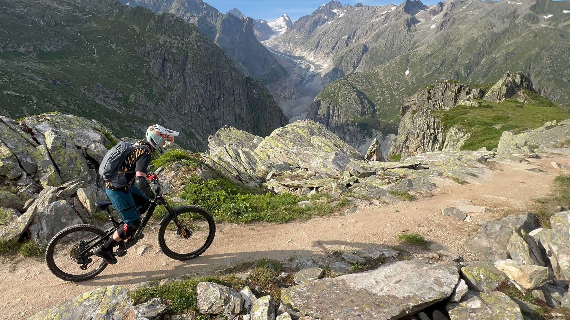 Guided MTB tour at the Aletsch glacier: 4'750 m of descent facing the longest glacier in the Alps