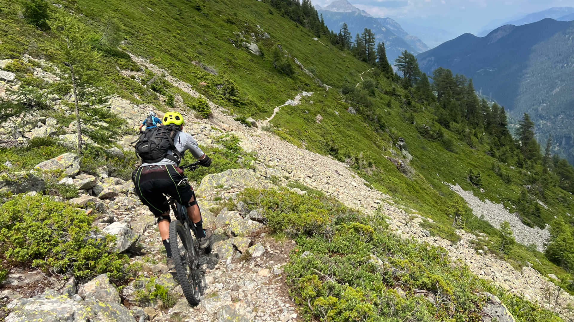 All-mountain MTB tour 3/4 in the Trient valley: 3'000 m of descent facing Mont Blanc