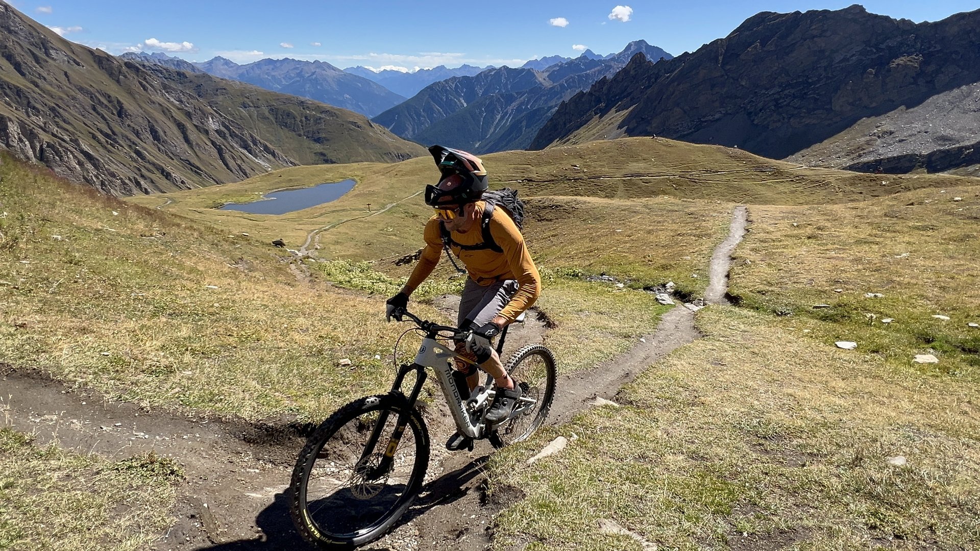 E-MTB tour 3/4, an exceptional pass: the Swiss and Italian Val Ferret facing Mont Blanc, 3'500 m of descent