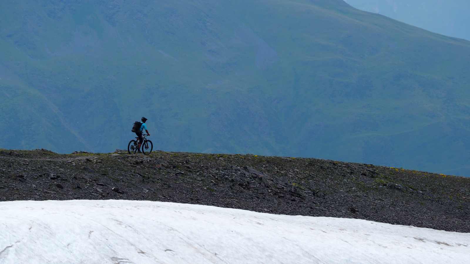 Mountainbike trip in Georgia by horse shuttles