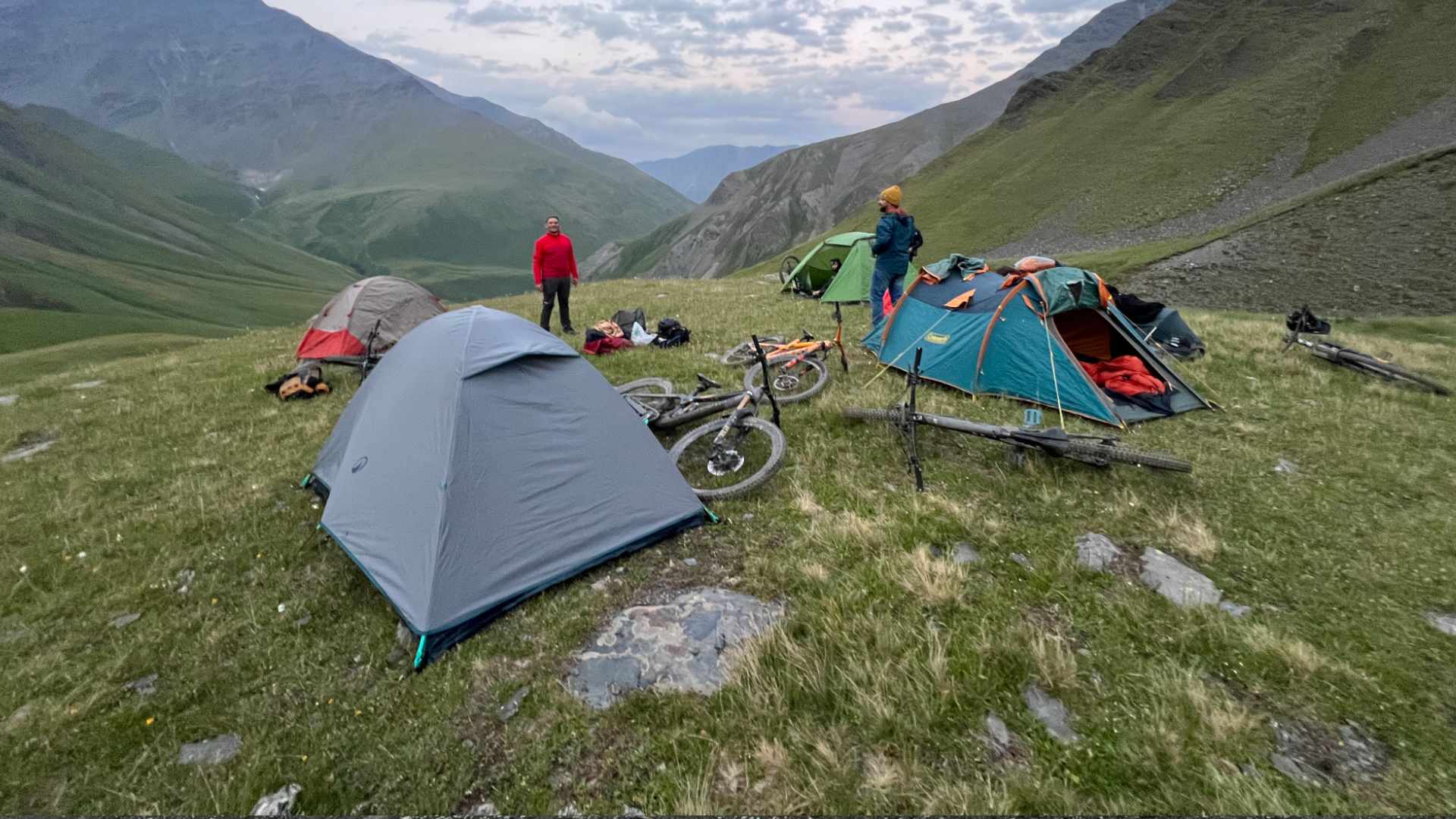 Mountainbike trip in Georgia by horse shuttles