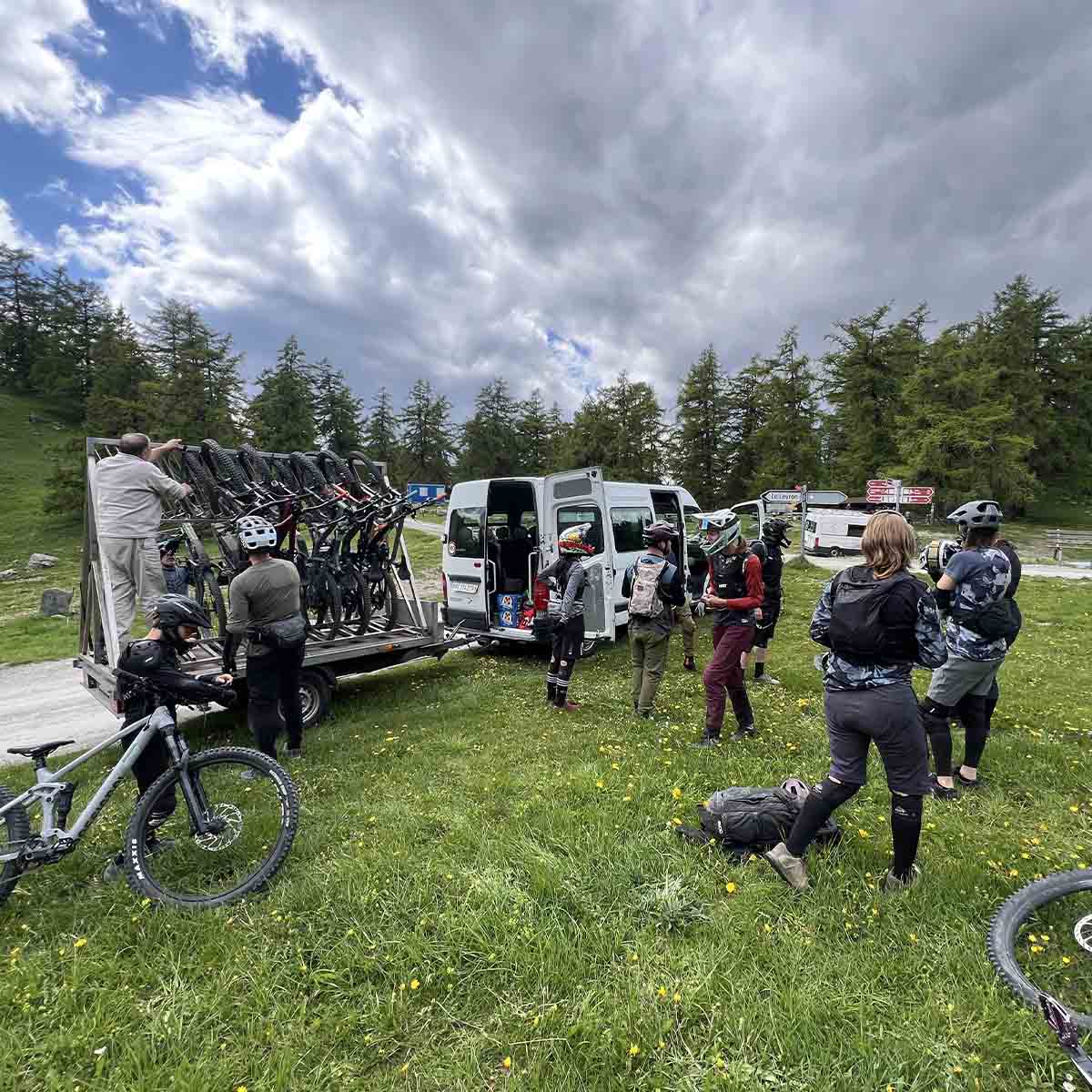 2512-bus-navettes-vtt-enduro-guide-en-valais