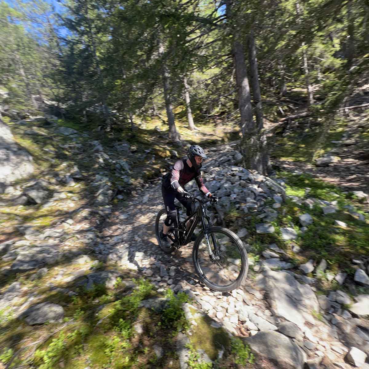 2512-meilleurs-trails-enduro-valais-avec-guide-et-taxi-vtt