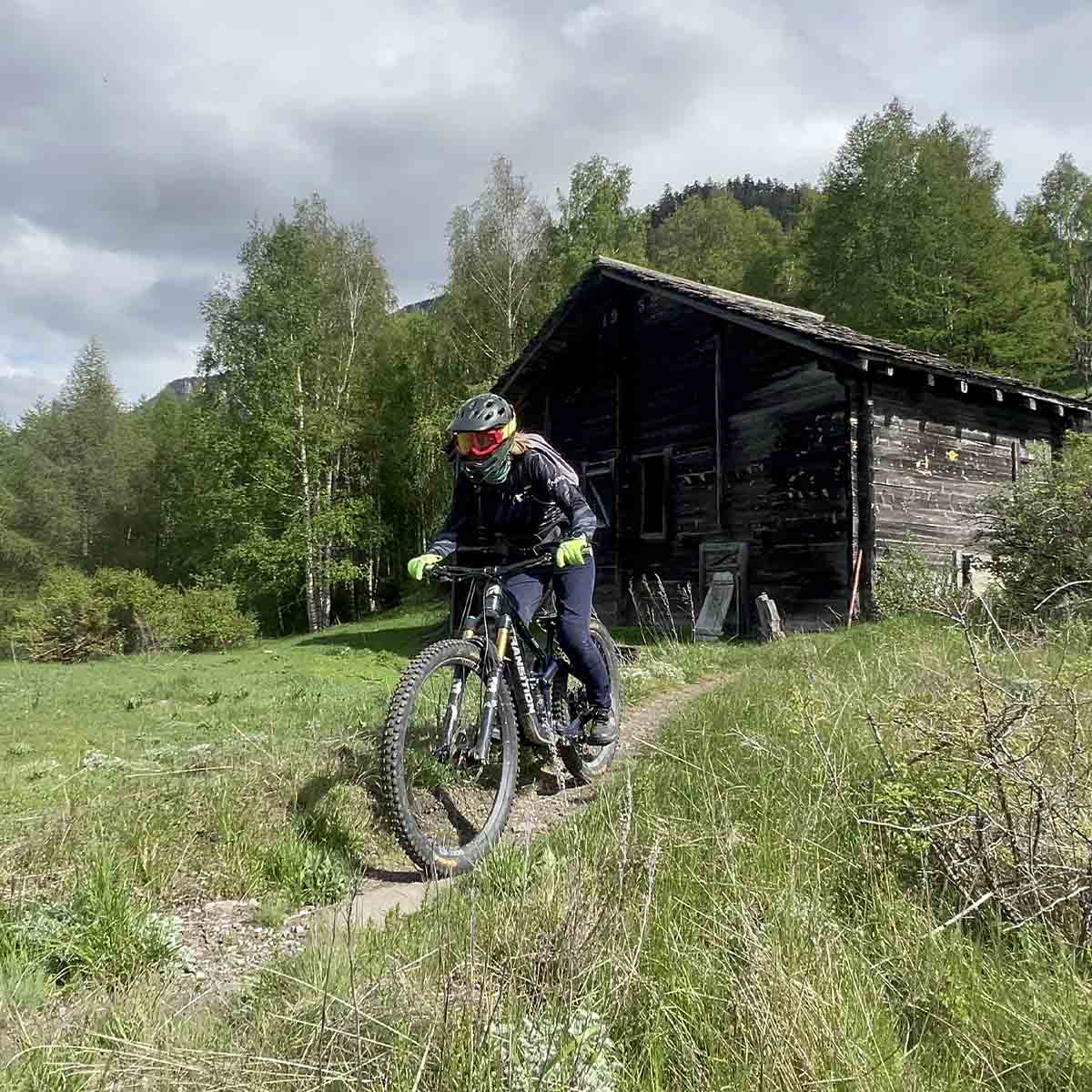 2512-enduro-mountainbike-shuttle-bus-and-guide