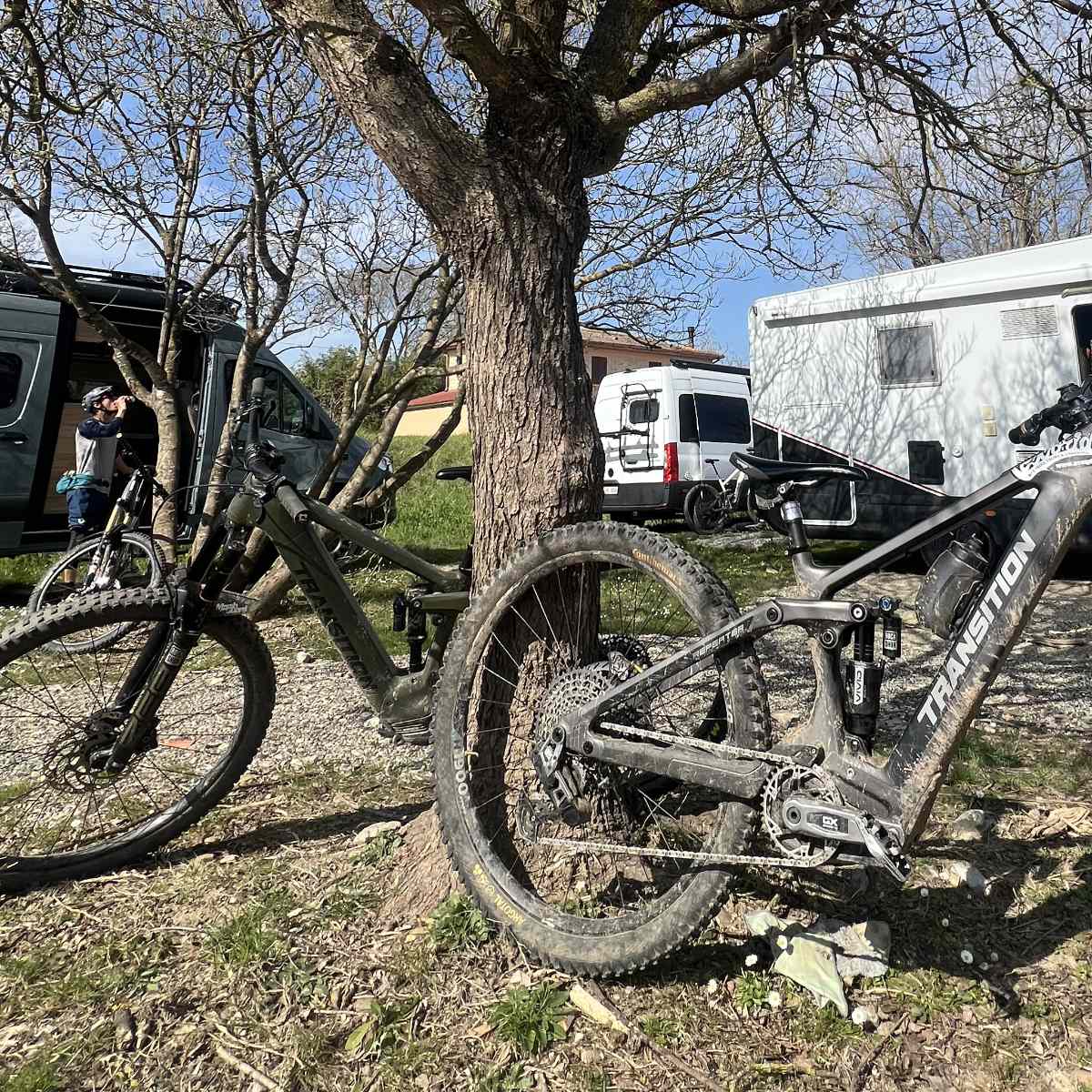 2608-emtb-road-trip-campper-van-in-tuscany