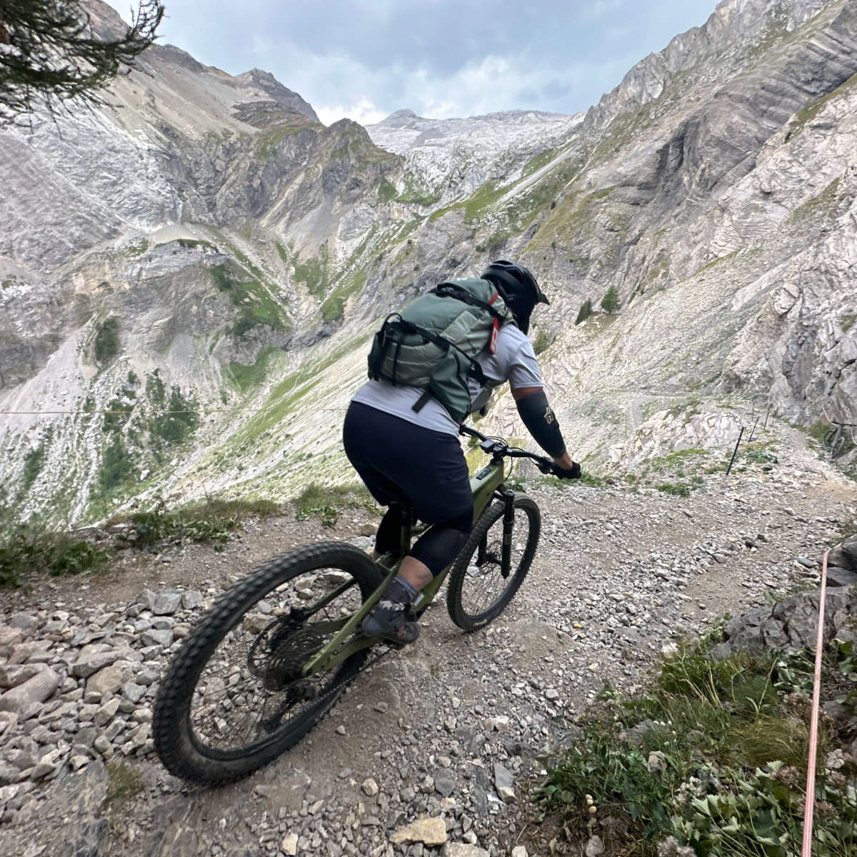 2608-descente-vtt-sur-le-lac-de-tseuzier-crans-montana