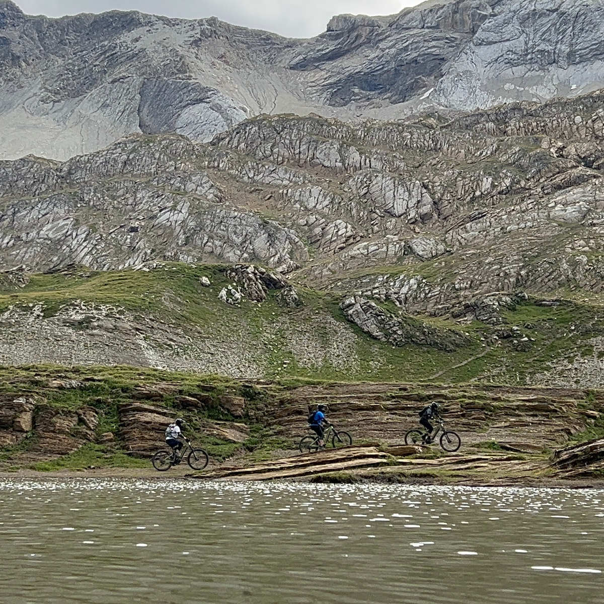 2608-passage-de-lac-altitude-sur-itineraire-vtt-plaine-morte