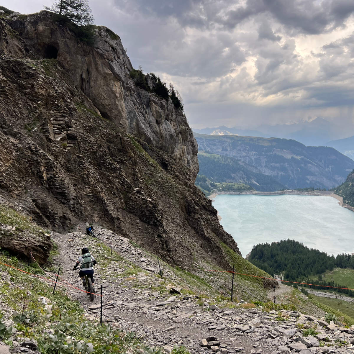 260823-descente-vtt-sur-le-lac-de-tseuzier-crans-montana