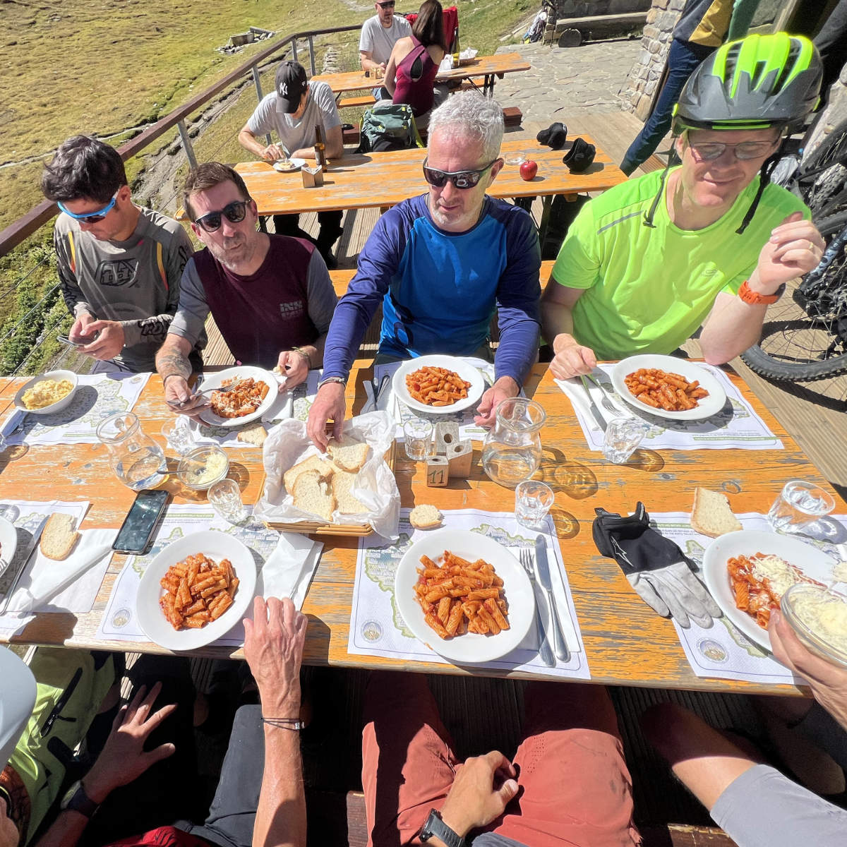 2608-repas-en-cabane-et-recharge-des-ebike-avant-malatraz