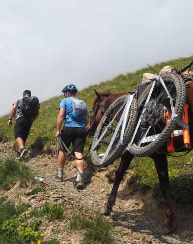 Mountainbike trip in Georgia by horse shuttles